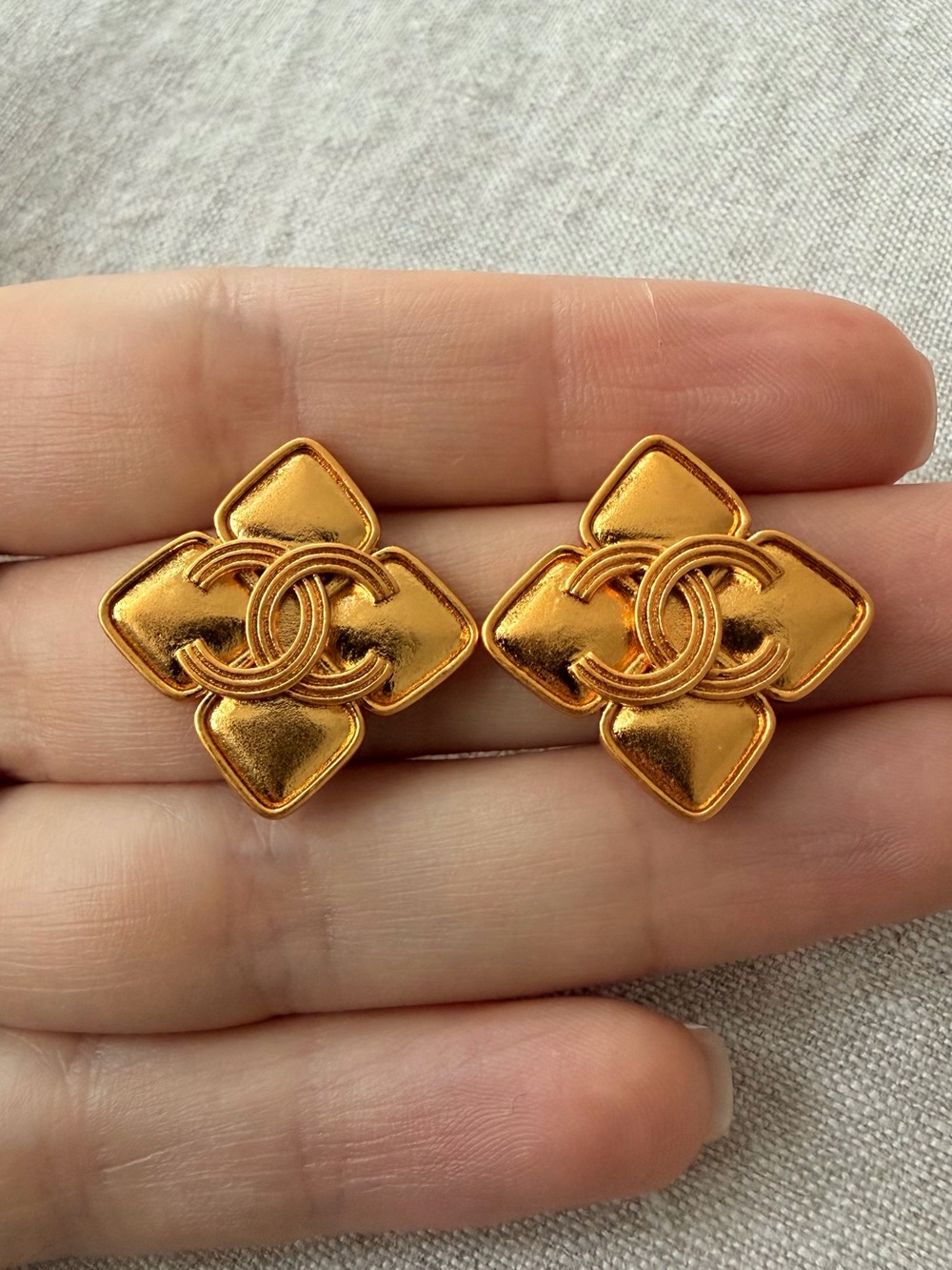 šCHANEL Gold Flower Motif Stud Earrings⨠- Picture 3 of 11